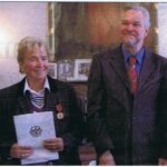 Leni Neunkrich avec Helmut Joisten, Maire de Bonn reçoit la Médaille pour le Mérite